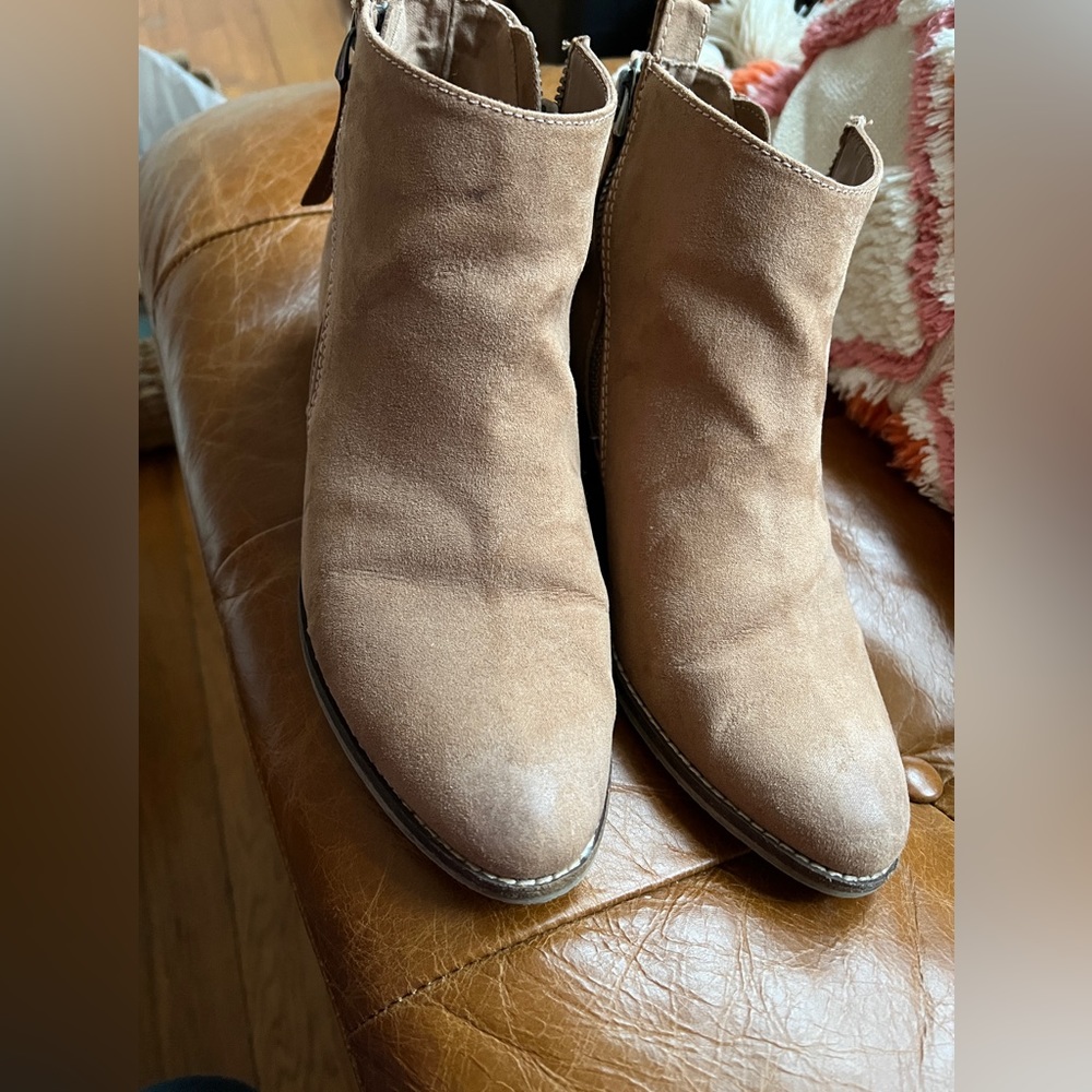 DV8 Chyro Zip Bootie | Size 9